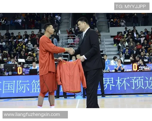 姚明挺身而出展现领袖气质成功逆转比赛局势引发全场热烈欢呼 姚明挺身而出展现领袖气质成功逆转比赛局势引发全场热烈欢呼