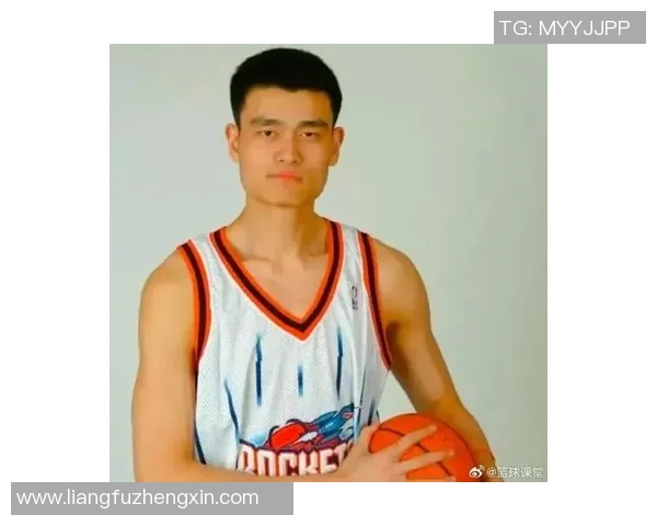 姚明荣获国际篮球奖项领奖牌背后的奋斗与荣耀